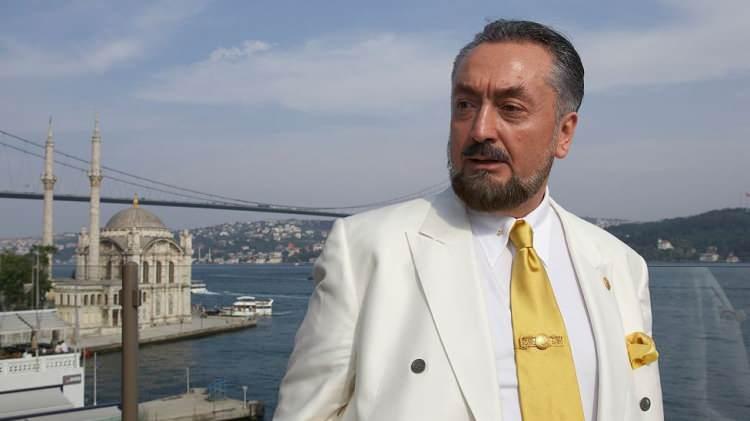 <p><strong><span style="color:rgb(178, 34, 34)">700 BİN DOLARLIK KREŞ TALEBİ</span></strong></p>

<p>İddianamede, Adnan Oktar'a ait olan sonrasında Rus bir iş adamı tarafından satın alınan ve g&uuml;&ccedil;lendirme ruhsatı i&ccedil;in 700 bin dolar r&uuml;şvet istenen villa konusu hakkında savunma yapan &Ouml;ner, <strong>"Vanik&ouml;y, Eylem 49'da benim C&uuml;neyt Yakut'la g&ouml;r&uuml;şmelerim Ağustos 2023 yılına aittir. C&uuml;neyt Yakut'un benimle yaptığı g&ouml;r&uuml;şmede g&uuml;&ccedil;lendirme ruhsatı almak istediğini başkana iletmemi istediğini s&ouml;yleyince, ben de kendisine yasal olarak hakları olması durumunda bunun verileceğini a&ccedil;ık bir şekilde ifade ettim. C&uuml;neyt Yakut'un talebini de Ekrem İmamoğlu ile g&ouml;r&uuml;şt&uuml;m ve kendisine aktardım. Başkan, konuyu inceleyelim, yasal bir engel varsa ona g&ouml;re hareket ederiz, yoksa da zaten hakları doğrultusunda bu g&uuml;&ccedil;lendirme ruhsatını alırlar dedi.</strong></p>
