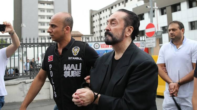 <p><em><strong>Ancak kendisine bir b&uuml;y&uuml;k kreş yapmak isteyip istemediğimizin iletilmesini istedi. </strong></em></p>

<p><em><strong>O d&ouml;nemde b&uuml;y&uuml;k bir kreşin maliyeti yaklaşık 700-800 bin dolar civarındaydı. </strong></em></p>

<p><em><strong>Kendisiyle yaptığım ikinci g&ouml;r&uuml;şmede bu yaklaşık maliyeti sorması &uuml;zerine ben kendisine 700-800 bin dolar bandında olduğunu s&ouml;yledim. C&uuml;neyt Yakut, g&uuml;&ccedil;lendirme ruhsatı s&uuml;reci uzayacağından işlemden vazge&ccedil;tiğini belirtti. &Uuml;st&uuml;ne, b&uuml;y&uuml;k kreşin de kendileri i&ccedil;in y&uuml;ksek bir maliyet arz ettiğinden yapılamayacağını s&ouml;yledi. </strong></em></p>

<p><em><strong>Ben de vazge&ccedil;tikleri hususunu Başkanımıza ilettim. Ayrıca b&uuml;y&uuml;k kreş bedelini kabul etmediklerini ve maliyeti y&uuml;ksek bulduklarını da s&ouml;yledim. Bunun &uuml;zerine k&uuml;&ccedil;&uuml;k bir kreş yapılması g&uuml;ndeme geldi. </strong></em></p>

<p><em><strong>Bunun da o d&ouml;nemki maliyeti yaklaşık 500-600 bin dolar civarındaydı. Ben, C&uuml;neyt Yakut'a bu talebi de aktardım. Benim a&ccedil;ımdan bu g&ouml;r&uuml;şmeler bu noktada sonu&ccedil;landı. Bundan sonraki s&uuml;re&ccedil; hakkında doğrudan bilgim ve dahilim yoktur." </strong></em>dedi.</p>
