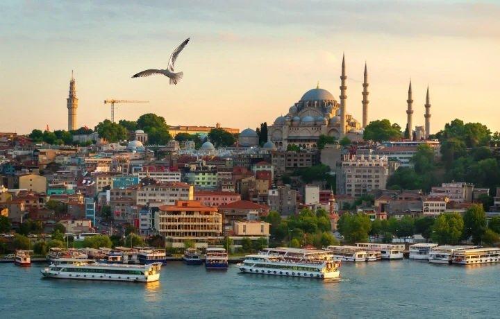 <p>İstanbul&rsquo;un Anadolu Yakası&rsquo;ndaki k&ouml;kl&uuml; yerleşimlerinden &Uuml;sk&uuml;dar, bug&uuml;n il&ccedil;e olarak bilinse de ge&ccedil;mişte farklı bir idari stat&uuml;ye sahipti.</p>

<p>1926&rsquo;daki d&uuml;zenlemeyle il stat&uuml;s&uuml;n&uuml; kaybeden &Uuml;sk&uuml;dar, il&ccedil;e olarak İstanbul&rsquo;a bağlandı.</p>

<p>Bu değişiklik, kentin yıllar i&ccedil;inde ge&ccedil;irdiği idari d&ouml;n&uuml;ş&uuml;m&uuml;n dikkat &ccedil;eken &ouml;rneklerinden biri oldu.</p>
