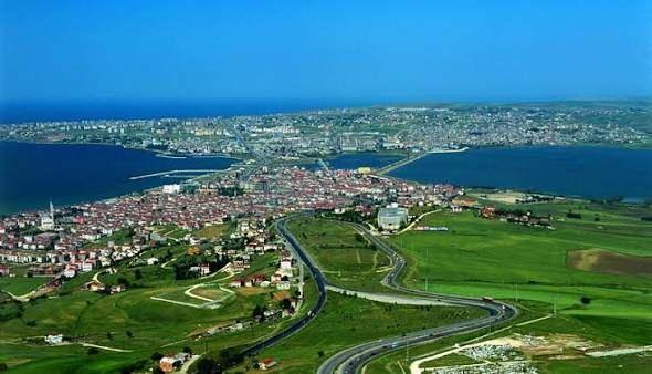 <p>&Ccedil;atalca&rsquo;nın idari ge&ccedil;mişi de İstanbul&rsquo;un ge&ccedil;irdiği değişimlere dair dikkat &ccedil;ekici &ouml;rneklerden biri olarak &ouml;ne &ccedil;ıkıyor.</p>

<p>1926 yılında ger&ccedil;ekleştirilen d&uuml;zenlemeyle il stat&uuml;s&uuml;n&uuml; kaybederek il&ccedil;eye d&ouml;n&uuml;şt&uuml;r&uuml;len &Ccedil;atalca, ilerleyen s&uuml;re&ccedil;te İstanbul&rsquo;un sınırları i&ccedil;erisinde yer aldı.</p>

<p>Geniş y&uuml;z&ouml;l&ccedil;&uuml;m&uuml;yle kentin en b&uuml;y&uuml;k il&ccedil;elerinden biri olan &Ccedil;atalca, bu tarihi d&ouml;n&uuml;ş&uuml;m&uuml;n izlerini taşıyor.</p>
