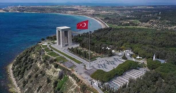 <p>Gelibolu&rsquo;nun idari ge&ccedil;mişi de zaman i&ccedil;inde &ouml;nemli bir değişime sahne oldu.</p>

<p>1926&rsquo;da yapılan d&uuml;zenlemeyle il stat&uuml;s&uuml;nden &ccedil;ıkarılarak il&ccedil;e konumuna getirilen Gelibolu, &Ccedil;anakkale&rsquo;ye bağlandı.</p>

<p>&Ccedil;anakkale Boğazı kıyısındaki stratejik konumu ve tarihi mirasıyla &ouml;ne &ccedil;ıkan Gelibolu, bug&uuml;n de b&ouml;lgenin &ouml;nemli yerleşimleri arasında bulunuyor.</p>
