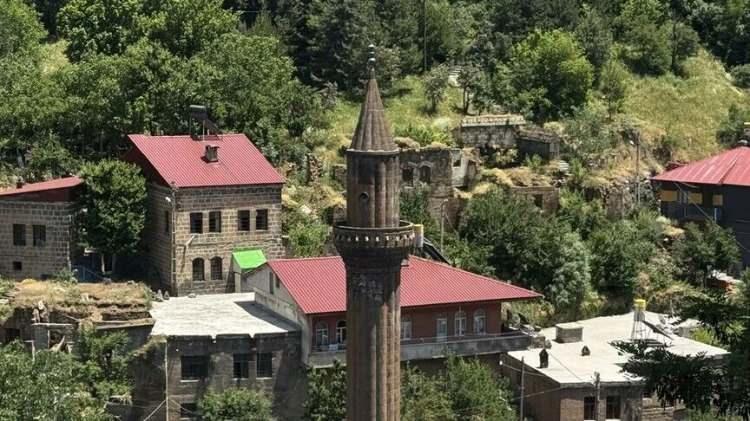 <p><span style="color:#B22222"><strong>BİTLİS &mdash;</strong></span></p>

<p>1929'da il&ccedil;e &rarr; 1936'da yeniden il</p>

<p>&nbsp;</p>

