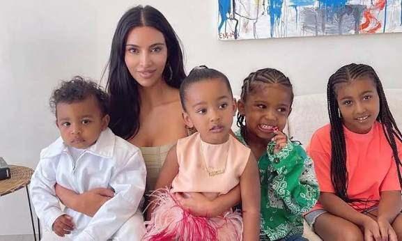 <p><strong>B&ouml;ylece Kardashian&rsquo;ın &ccedil;ocuklarının bakımında g&uuml;n&uuml;n her saati profesyonel bir ekibin hazır bulunduğu ifade ediliyor.</strong></p>
