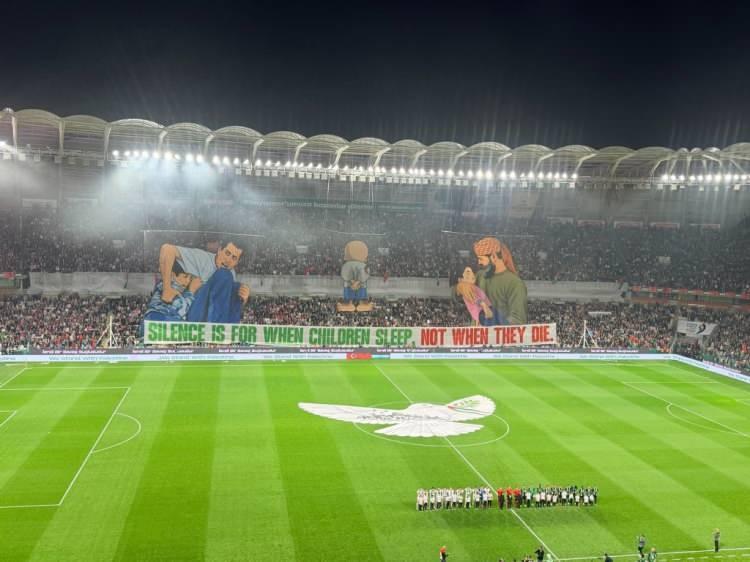 <p>"Bu akşam Konya'mızda, Konyaspor'la Filistin Milli Futbol Takımı'nın yaptığı dostluk ma&ccedil;ı, &uuml;lkelerimiz arasındaki kardeşliği, dayanışmayı, g&ouml;n&uuml;l birlikteliğini g&ouml;zler &ouml;n&uuml;ne seren m&uuml;stesna bir &ouml;rnek olmuştur. Bu anlamlı ma&ccedil; i&ccedil;in &uuml;lkemize gelen Filistinli futbolculara ve kardeş Filistin halkına en kalbi selam ve muhabbetlerimi iletiyorum. 42 bin kişilik stadımızı doldurarak Filistin Milli Futbol Takımı'nı bağrına basan, Filistin davasına desteğini g&ouml;steren, Filistin'de, Gazze'de yaşanan trajediyi, soykırımı bir kez daha t&uuml;m d&uuml;nyaya hatırlatan aziz Konyalı kardeşlerime şahsım, milletim ve t&uuml;m insanlık adına ş&uuml;kranlarımı sunuyorum. T&uuml;rkiye olarak Filistinli, Gazzeli kardeşlerimizle bir ve beraber olmaya, onların hakkını uluslararası alanda savunmaya, dayanışmamızı g&uuml;&ccedil;l&uuml; bir şekilde g&ouml;stermeye devam edeceğiz."</p>

