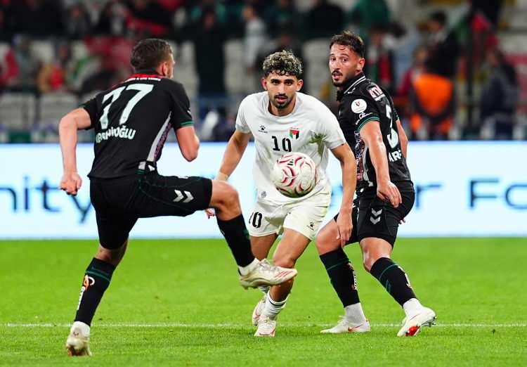 <p>Konya B&uuml;y&uuml;kşehir Belediye Stadyumu'nda oynanan karşılaşma 2-2 berabere sona erdi.</p>
