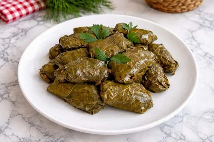 <p>Bakla ve zeytinyağlı dolma kombinasyonu herkese hitap etmiyor.</p>
