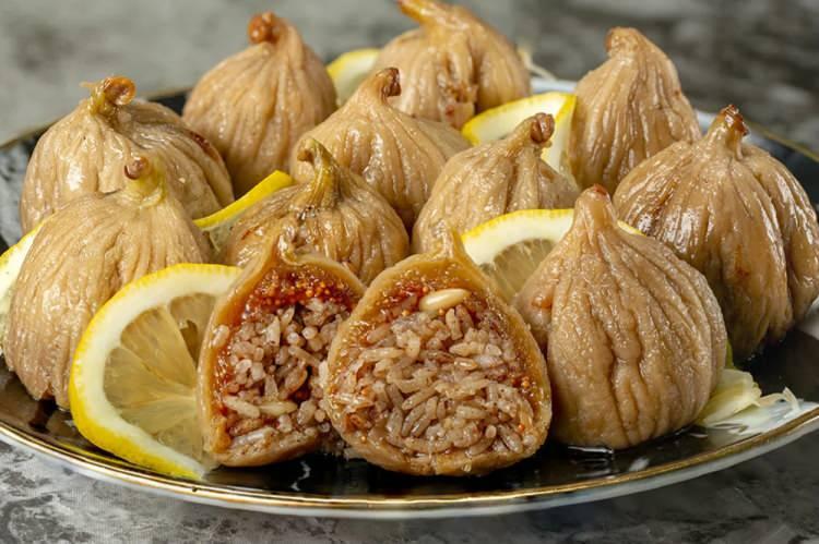 <p>İncir + zeytinyağlı dolma kombinasyonu alışılmışın dışında.</p>
