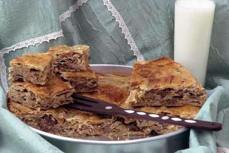 <p>Kurutulmuş ekmek ve &ccedil;eşitli malzemelerin yoğun karışımı.</p>
