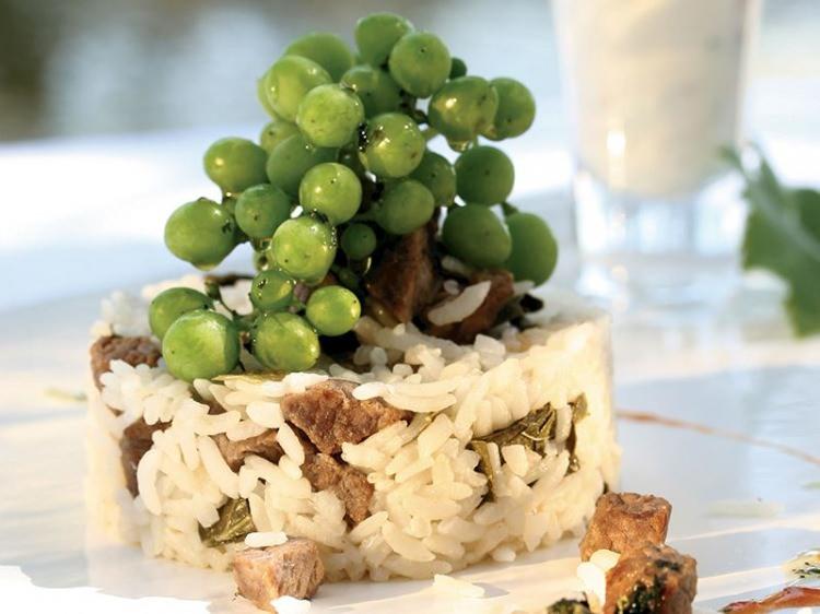 <p>Bulgur, pirin&ccedil; ve &ccedil;eşitli malzemelerin karışımı sade damaklara uzak</p>
