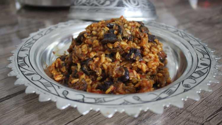 <p>Patlıcanlı, pirin&ccedil;li ve ekşili yapısı tartışmalı.</p>
