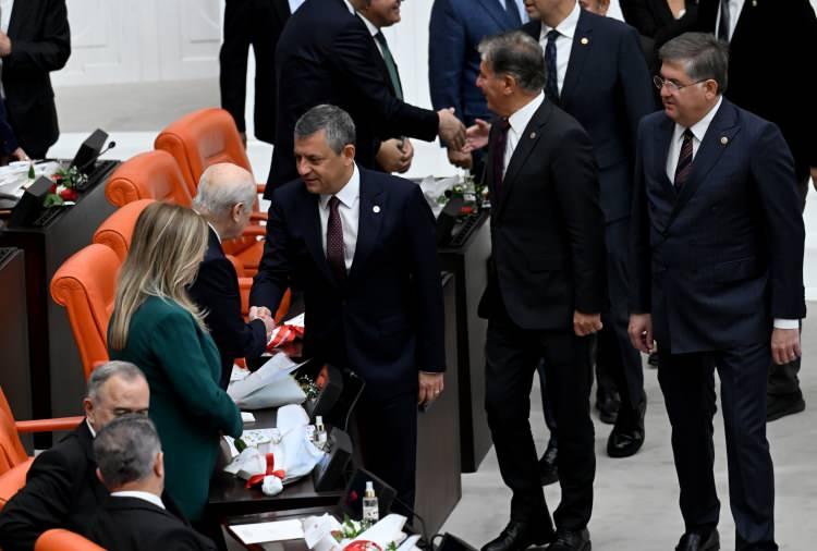 <p>TBMM Genel Kurulu, 28. D&ouml;nem 5. Yasama Yılı a&ccedil;ılışı dolayısıyla TBMM Başkanı Numan Kurtulmuş başkanlığında toplandı. Genel Kurul'a katılan Yeni Parti Genel Başkanı &Ouml;zg&uuml;r &Ouml;zel, MHP Genel Başkanı Devlet Bah&ccedil;eli ile selamlaştı.</p>

<p>&nbsp;</p>
