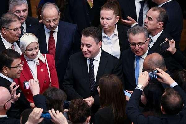 <p>TBMM Başkanı Numan Kurtulmuş, yeni yasama yılı dolayısıyla TBMM T&ouml;ren Salonu'nda resepsiyon verdi. Resepsiyona, DEVA Partisi Genel Başkanı Ali Babacan da katıldı.</p>

<p>&nbsp;</p>
