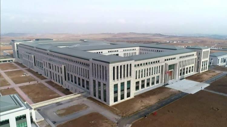 <p><span style="color:#B22222"><strong>"Staj programı bulunmamaktadır"</strong></span></p>

<p><br />
MİT'in faaliyetlerinin gizlilik ilkeleri gereği &uuml;niversite &ouml;ğrencilerine y&ouml;nelik bir staj programı y&uuml;r&uuml;tmediği bilgisi de paylaşıldı. Ayrıca teşkilatın &ccedil;alışma alanının sadece Ankara ile sınırlı olmadığı, T&uuml;rkiye'nin g&uuml;venliğini ilgilendiren her noktada aktif g&ouml;rev icra edildiği vurgulandı.</p>
