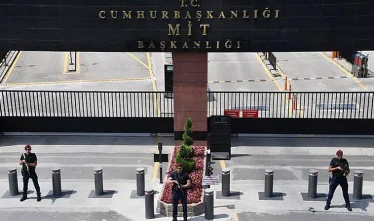 <p>Yanlış: "MİT sadece Ankara'da &ccedil;alışır."<br />
Doğrusu: MİT'in g&ouml;rev alanı, T&uuml;rkiye'nin g&uuml;venliği ve &ccedil;ıkarlarının bulunduğu her alanı kapsar. &Ccedil;alışma yeri ve g&ouml;revler ihtiya&ccedil;lara g&ouml;re farklılık g&ouml;sterebilir.</p>

<p>Yanlış: "&Uuml;niversite &ouml;ğrencileri MİT'te staj yapabilir."<br />
Doğrusu: MİT, faaliyetlerinin niteliği ve gizlilik ilkesi gereği &uuml;niversite &ouml;ğrencilerine y&ouml;nelik staj programı y&uuml;r&uuml;tmemektedir.</p>

<p>Yanlış: "Başvuru yapan herkes mutlaka aranır."<br />
Doğrusu: Başvurular kurumun personel ihtiya&ccedil;ları doğrultusunda değerlendirilir. Uygun g&ouml;r&uuml;len adaylarla iletişime ge&ccedil;ilir. Başvuru yapılması tek başına geri d&ouml;n&uuml;ş garantisi değildir.</p>
