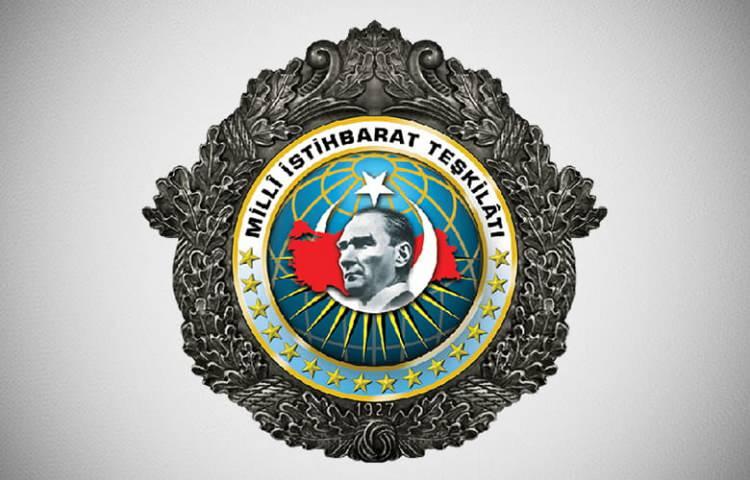 <p>Yanlış: "İstihbarat sadece gizli operasyonlardan ibarettir."<br />
Doğrusu:İstihbarat; bilgi toplama, analiz, teknoloji, siber g&uuml;venlik, dil, araştırma ve koordinasyon gibi bir&ccedil;ok faaliyeti kapsayan &ccedil;ok disiplinli bir alandır.</p>

<p>Yanlış: "MİT'te &ccedil;alışan herkes ajandır."<br />
Doğrusu: MİT b&uuml;nyesinde m&uuml;hendisler, analistler, dil uzmanları, yazılım geliştiriciler, teknik personel ve farklı uzmanlık alanlarında &ccedil;alışan bir&ccedil;ok ekip bulunur. Her g&ouml;rev aynı değildir.</p>
