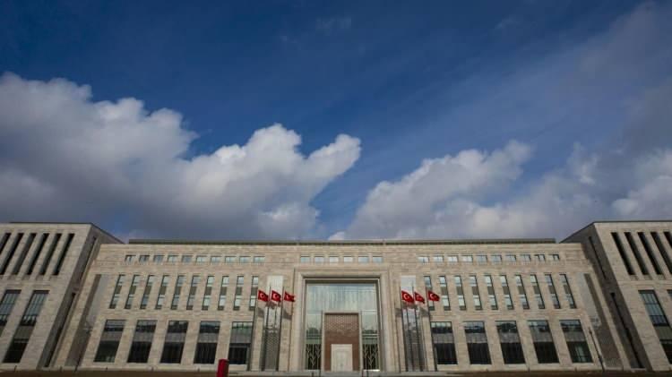 <p>Yanlış: "İstihbarat filmlerde anlatıldığı gibidir."<br />
Doğrusu: Pop&uuml;ler k&uuml;lt&uuml;rde anlatılan hik&acirc;yeler kurgu i&ccedil;erir. Ger&ccedil;ek istihbarat &ccedil;alışmaları; sabır, analiz, teknoloji, koordinasyon ve hukuki sorumluluk gerektiren profesyonel bir s&uuml;re&ccedil;tir.</p>

<p>Yanlış: "MİT vatandaşlardan telefonla bilgi ister."<br />
Doğrusu: MİT; telefon, SMS veya sosyal medya &uuml;zerinden banka bilgisi, şifre ya da doğrulama kodu talep etmez. Bu t&uuml;r taleplere karşı dikkatli olun.</p>
