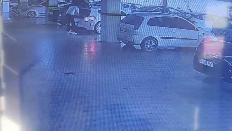 <p>'KANSER OLAN ABİNİ ALIRIM FELÇ BIRAKIRIM'</p>
<p>Kurtarılan Hakan Ç.'nin (25) ise ifadesinde "19 Eylül günü saat 14.00 sıralarında bir arkadaşımla araçla gezmek için dışarı çıktık. Yolda giderken aracım lastik basıncı uyarısı verdi. Ben de lastiğe hava basmak için akaryakıt istasyonuna girdim. O esnada arkamızdan iki araç daha girdi. Bu araçlardan birinin içerisinde Onur da vardı. Ben de yanına giderek 'Sen beni mi takip ediyorsun' dedim. Onur da bana cevaben; 'Olur mu öyle şey kardeşim seni yolda gördük sen girince ben de arkandan geldim' dedi. Sonrasında istasyondan ayrıldık ve evime geçtim. 19 Eylül günü öğle saatlerinde mahalleden arkadaşlarımdan biri beni aradı. Evime birilerinin geldiğini ve benim aracımın plakasını sorduklarını, yanlarında da mahalleden tanıdığım olan Yusuf Y.’nin olduğunu söyledi. Ben de direkt Yusuf isimli şahsı aradım ve 'Neden benim plakamı soruyorsunuz' dedim. O esnada yanında bulunan Mahsun telefonu aldı ve bana hitaben 'Benim yanıma geleceksin, kanser olan abini alırım felç bırakırım, Görkem’i yakaladım ve yüzü gözü mor bir şekilde resmini annene gösterdim, hemen benim yanıma geleceksin' dedi. Ben de aileme bulaşmasından korkarak 'Tamam konum at geleyim yanına' dedim. Sonrasında bana Pendik Güzelyalı’da bir konum attı. Ben de atmış olduğu konuma tek başıma gittim. Gittiğimde beni siyah renkli bir araca bindirdiler araçta 4 kişilerdi. Beni araç içerisinde darbetmeye başladılar ve bir süre sonra beni bir ofise götürdüler. Ofiste de beni darbetmeye devam ettiler. Kısa süre sonra buradan da çıkartarak beni mavi renkli bir araca bindirdiler. Araç içerisinde telefonumu gasbederek aldılar. Ayrıca ekran kilit şifresiyle telefonumu sıfırlamak için kullanılan şifrelerimi de aldılar. Bir süre ilerledikten sonra beni yeşil renkli bir araca bindirdiler ve darbetmeye devam ettiler. Arabada olduğum sürece sürekli darbedildiğim için ben cenin pozisyonunda kapanarak savunmaya çalıştım. Bir süre sonra beni araçtan indirerek bir daireye götürdüler, daireye gittiğimde Görkem oradaydı ve darbedildiği için yüzü tanınmayacak şekildeydi. Benim de elimi ve ağzımı bağladılar ikimizi de darbetmeye başladılar. Benim ve Görkem’in sırtına naylon eriterek yaktılar" dediği bilgisi edinildi.</p>
