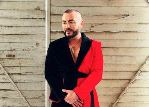 <div>"Eski işim kuyumculuğa d&ouml;nmeyi d&uuml;ş&uuml;n&uuml;yorum. Kesin karar, &uuml;zerinde &ccedil;alışıyorum. Kapalı&ccedil;arşı'da d&uuml;kkan var kardeşim ve kuzenim devam ediyor. Onların b&uuml;nyesine gireceğim. Tezgahta da durarım. El sanatım iyidir. Benim eski meslektir, iyiyim. Biraz daha şarkı s&ouml;yleyeceğim ama."</div>
