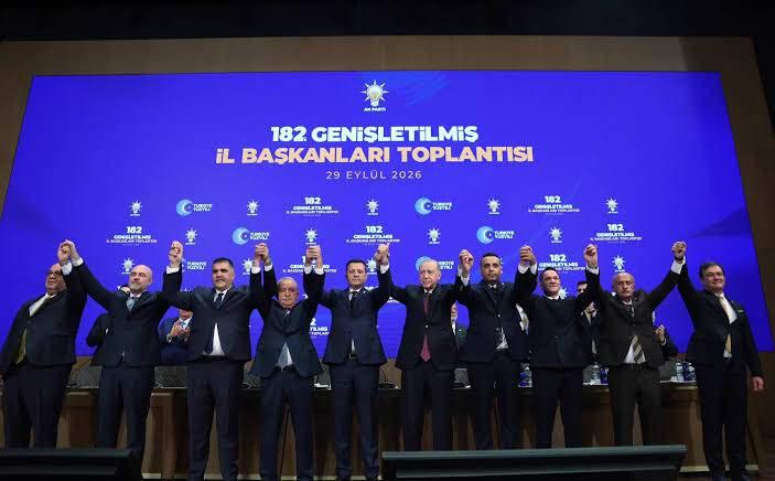 <p>Son olarak &ouml;nceki g&uuml;n &Ccedil;erkezk&ouml;y, &Ccedil;iğli, Elmalı, Şenkaya ve Marmara belediye başkanlarının da bu kervana katılmasıyla muhalif kanattan &Ouml;zg&uuml;r &Ouml;zel ve A takımının tercihlerine y&ouml;nelik sert eleştiriler bir kez daha alevlendi.</p>
