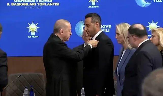 <p><span style="color:rgb(178, 34, 34)">"BU İSİMLERİ KİM ADAY YAPTI?"</span></p>

<p>Mevcut tabloya ilişkin olarak &Ouml;zg&uuml;r &Ouml;zel'e zehir zemberek s&ouml;zlerle y&uuml;klenen CHP S&ouml;zc&uuml;s&uuml; M&uuml;slim Sarı, <strong>"D&ouml;nemin y&ouml;neticilerine daha &ouml;nce sorduk, bug&uuml;n bir kez daha soruyoruz. Bu isimleri kim aday yaptı?</strong></p>

<p>&nbsp;</p>

<p><strong>Kimler referans oldu? Hangi değerlendirmeler sonucunda CHP'nin belediye başkan adayları oldular? &Ouml;zeleştiri yapmayı d&uuml;ş&uuml;nm&uuml;yor musunuz?"</strong> eleştirilerini y&ouml;neltti.</p>
