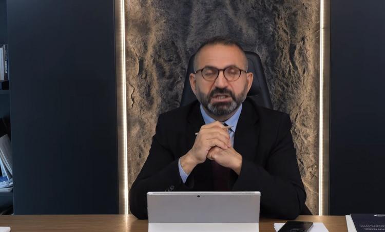 <p>"İYİ Parti'nin cumhurbaşkanı adayı kim olacak? Mansur Yavaş mı olacak, bağımsız mı gidecek, yoksa M&uuml;savat Dervişoğlu 'Ben adayım' diyecek mi, bu olduk&ccedil;a &ouml;nemli. Muhalefetin cumhurbaşkanı adaylığı noktasında bir netliğin olmadığını, orada bir dağınıklık olduğunu g&ouml;r&uuml;yoruz. Erken se&ccedil;im s&ouml;ylemlerinin g&uuml;ndemde olmadığını g&ouml;zlemliyoruz. Muhalefetin dağınıklığı bir şekilde iktidarı g&uuml;&ccedil;l&uuml; kılıyor."</p>
