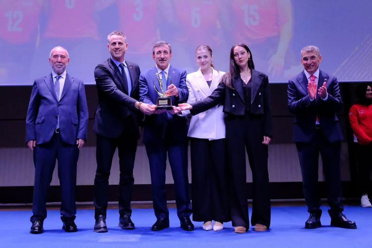 <p><span style="color:rgb(178, 34, 34)"><strong>''VAR G&Uuml;C&Uuml;M&Uuml;ZLE &Ccedil;ALIŞMAYA DEVAM EDİYORUZ''</strong></span></p>

<p>&Uuml;lke TV Spor&Spor Programı Moderat&ouml;r&uuml; &Ouml;mer &Ouml;nder, konuşmasında 2036 Olimpiyatları&rsquo;nın İstanbul&rsquo;a kazandırılması i&ccedil;in &ccedil;alışılması gerektiğini vurguladı.</p>
