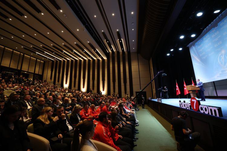 <p>Cumhurbaşkanlığı K&uuml;lliyesi Millet K&uuml;t&uuml;phanesi&rsquo;nde d&uuml;zenlenen kokteylin ardından konferans salonunda &ouml;d&uuml;l t&ouml;renine ge&ccedil;ildi.</p>
