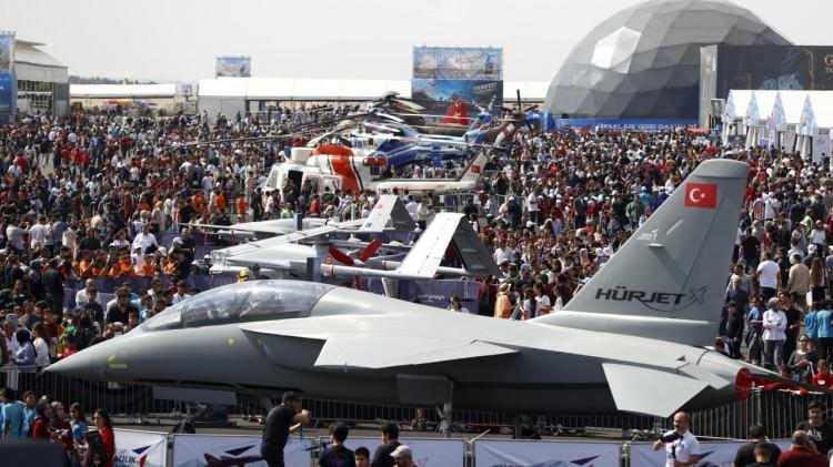 <p>Anadolu Ajansının Global İletişim Ortağı olduğu, Sanayi ve Teknoloji Bakanlığı, T3 Vakfı y&uuml;r&uuml;t&uuml;c&uuml;l&uuml;ğ&uuml;ndeki Havacılık, Uzay ve Teknoloji Festivali (TEKNOFEST) Şanlıurfa GAP Havalimanı'nda devam ediyor.</p>

<p>Teknoloji meraklılarının yoğun ilgi g&ouml;sterdiği organizasyon, d&ouml;rd&uuml;nc&uuml; g&uuml;n&uuml;nde de ziyaret&ccedil;ilerini ağırlıyor.</p>
