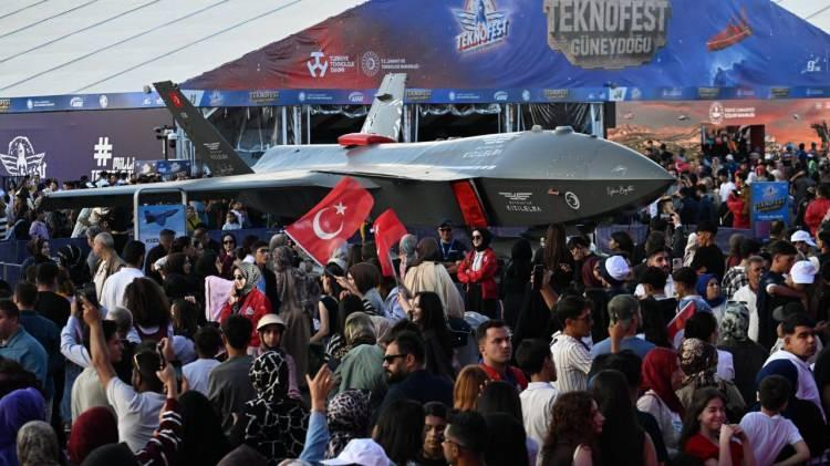 <p>İleri teknoloji sim&uuml;lasyonlarından bilimsel at&ouml;lyelere ve sergilere kadar her yaştan katılımcıya hitap eden etkinliklerin yer aldığı festival, havacılık ve savunma sanayisinin g&ouml;sterilerine sahne olacak.</p>

<p>&nbsp;</p>
