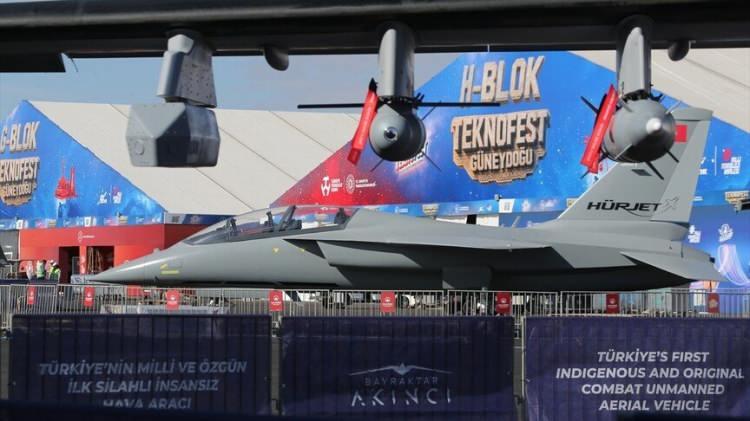 <p>Festivalde ayrıca sahne g&ouml;sterileri, sergiler, eğitici at&ouml;lyeler, sim&uuml;lasyon deneyim alanları, planetaryum, bilim şovları, TEKNOFEST Zaman T&uuml;neli, milli deniz, kara ve hava ara&ccedil;larının sergisi, fuar etkinlikleri ve &ouml;ğrencilere &ouml;zel ilk u&ccedil;uş etkinlikleri gibi bir&ccedil;ok deneyim ziyaret&ccedil;ilere sunuluyor.</p>

<p>&nbsp;</p>

