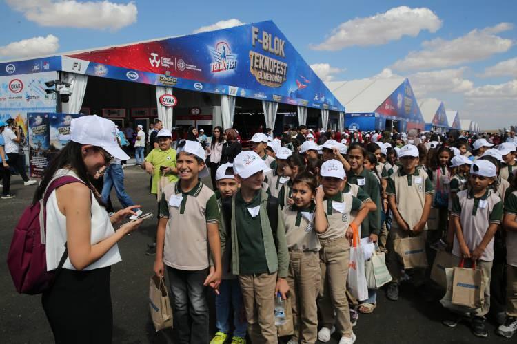 <p>TEKNOFEST G&uuml;neydoğu'yu ziyaret eden &ccedil;ocuklar, yerli ve milli teknolojileri yakından tanıma fırsatı bulurken, havacılık ve savunma sanayisine y&ouml;nelik ilgilerini de keşfediyor.</p>
