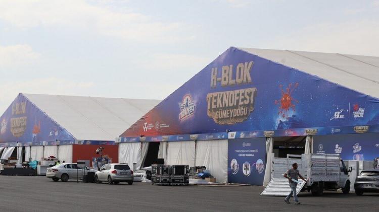 <p>Etkinlik alanında eğlendiğini belirten Abdulvahab, "&Ccedil;ok g&uuml;zeldi. Ben &ccedil;ok beğendim, heyecanlandım. İlk defa bu yerlere geliyorum. U&ccedil;ağı yakından g&ouml;rd&uuml;ğ&uuml;m i&ccedil;in &ccedil;ok mutlu oldum. B&uuml;y&uuml;d&uuml;ğ&uuml;mde b&ouml;yle şeylerde g&ouml;revli olurum inşallah." diye konuştu.</p>

