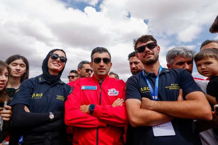 <p>U&ccedil;ağı yakından g&ouml;rd&uuml;ğ&uuml;m i&ccedil;in &ccedil;ok mutlu oldum. B&uuml;y&uuml;d&uuml;ğ&uuml;mde b&ouml;yle şeylerde g&ouml;revli olurum inşallah." diye konuştu.</p>
