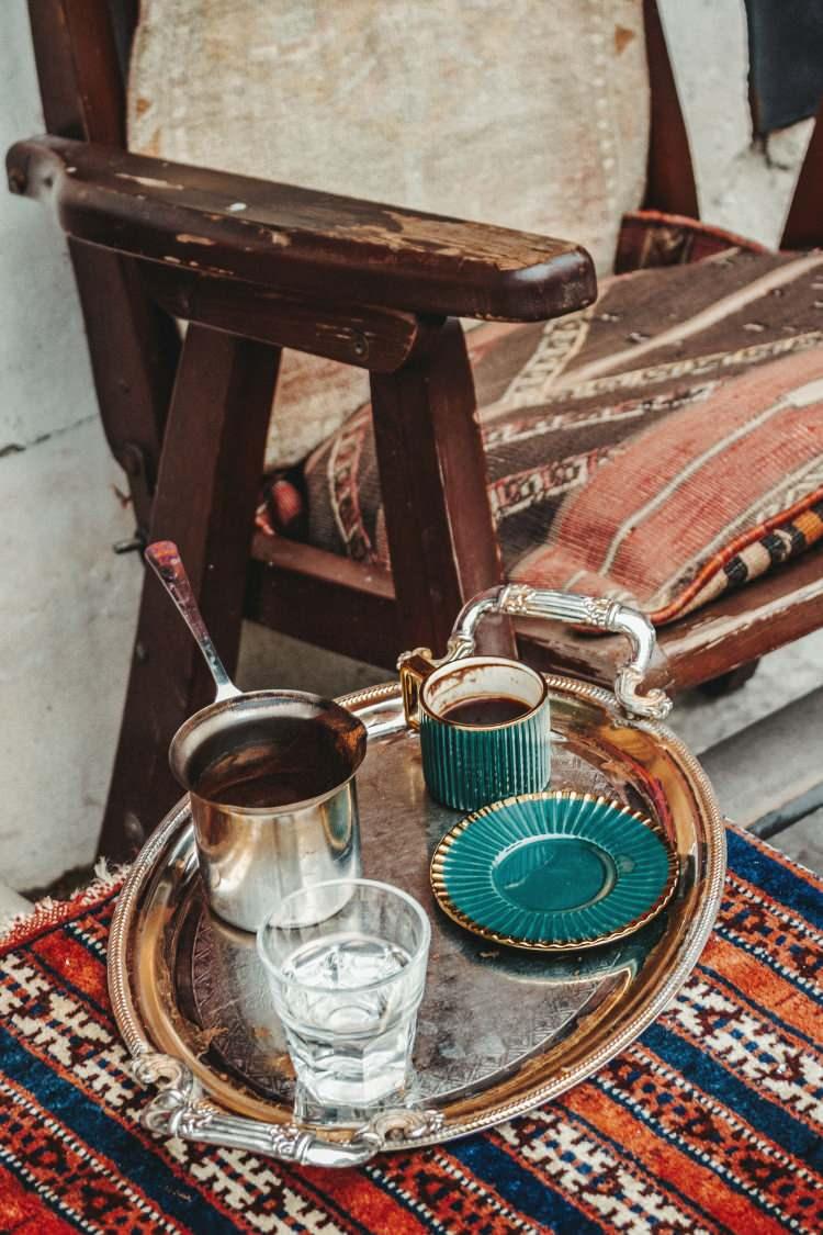 <p>Kahvenin yanında su ikram edilmesi geleneğinin Osmanlı d&ouml;nemindeki saray ve konak k&uuml;lt&uuml;r&uuml;ne kadar uzandığı aktarılıyor.&nbsp;</p>
