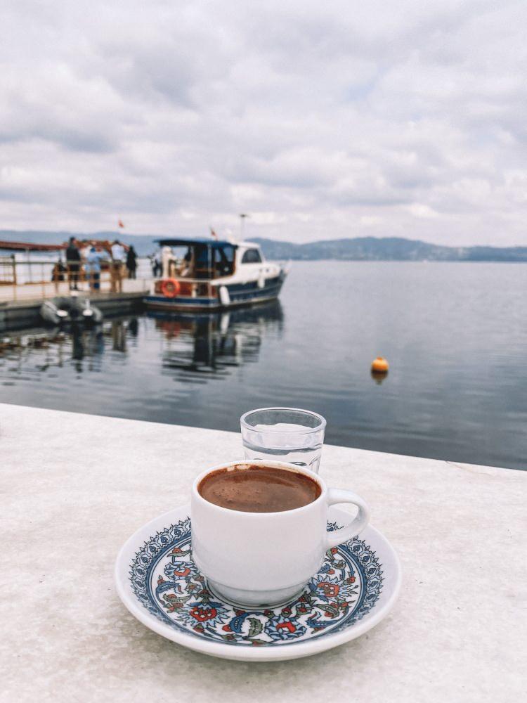 <p>Kahveden sonra i&ccedil;ilen su ise ağızda kalan kahve ve telve par&ccedil;acıklarının temizlenmesine yardımcı olarak daha ferah bir his bırakır.</p>

<p>&nbsp;</p>
