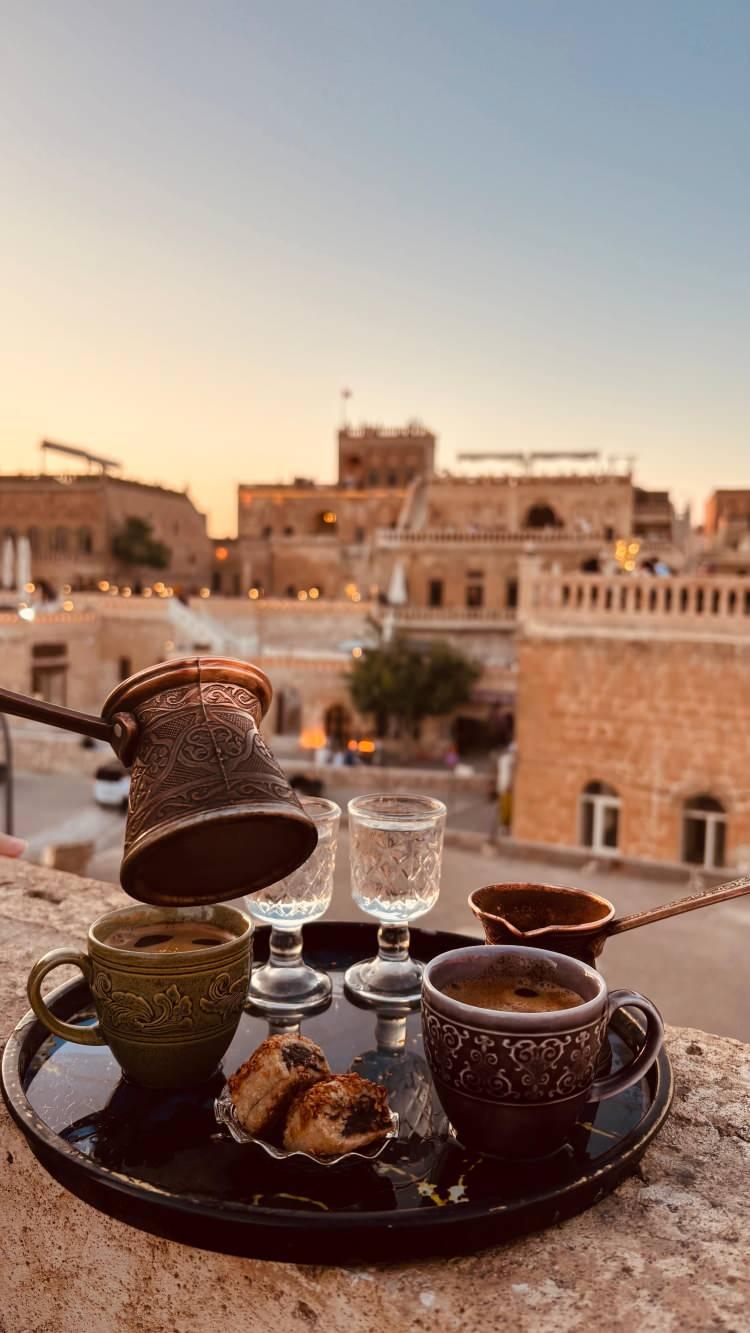 <p>Suyun kahveden sonra i&ccedil;ilmesi ise konuğun tok olduğuna ve yalnızca kahve i&ccedil;ip sohbet etmek i&ccedil;in geldiğine işaret ederdi.</p>
