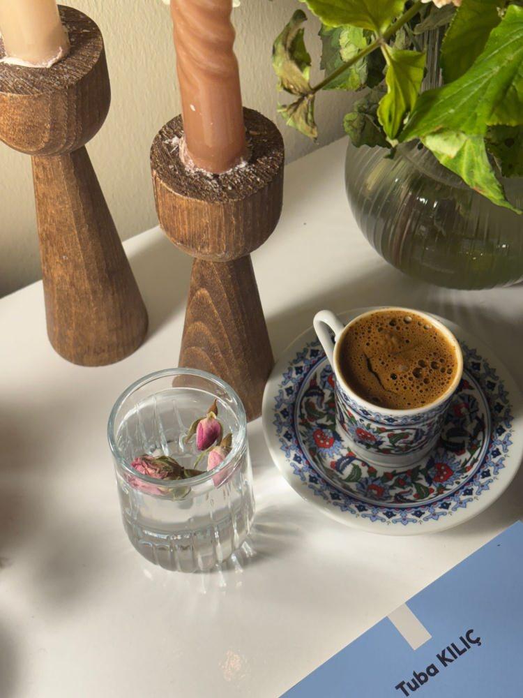 <p>B&ouml;ylece misafir, <strong>&ldquo;Acıktım&rdquo;</strong> demek zorunda kalmadan yalnızca suyu ne zaman i&ccedil;tiğiyle ihtiyacını belli edebiliyordu.</p>
