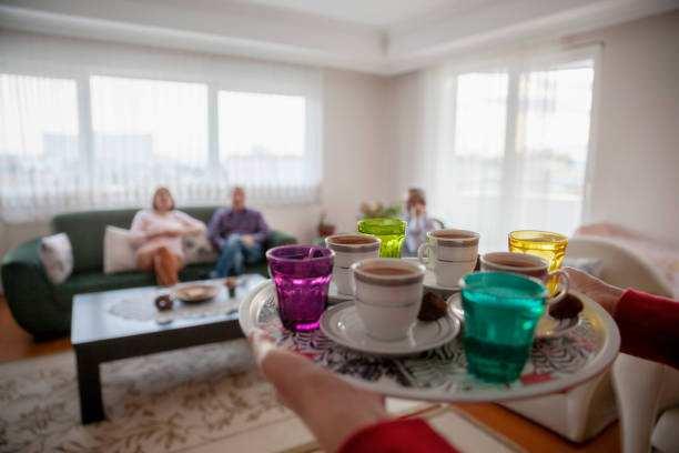 <p>Eve gelen misafire kahvenin yanında su sunulması, ev sahibi ile konuk arasında s&ouml;zs&uuml;z bir iletişim kurulmasını da sağlıyordu.</p>
