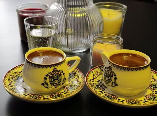 <p>Bu nedenle T&uuml;rk kahvesinin yanındaki k&uuml;&ccedil;&uuml;k bardak, yalnızca bir ikram değil, T&uuml;rk kahvesi k&uuml;lt&uuml;r&uuml;n&uuml;n tamamlayıcı unsurlarından biri olarak varlığını s&uuml;rd&uuml;r&uuml;yor.</p>
