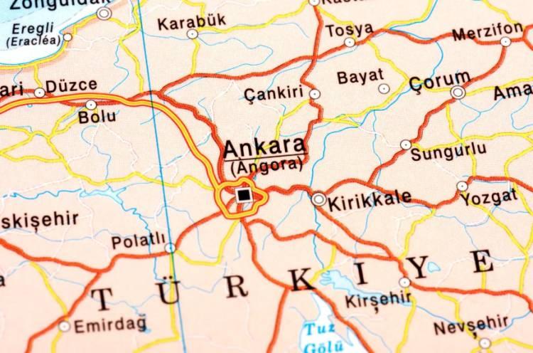<p>Anadolu'nun binlerce yıllık tarihi, şehirlerin isimlerine de yansıyor. Y&uuml;zyıllar boyunca farklı medeniyetlerin izlerini taşıyan yerleşimlerin bir&ccedil;oğu zaman i&ccedil;inde farklı adlarla anıldı. G&uuml;n&uuml;m&uuml;zdeki isimleriyle bilinen 81 ilin ge&ccedil;mişte kullandığı adlar ise merak konusu olurken, bazı şehirlerin eski isimleri dikkat &ccedil;ekiyor. İşte sırasıyla 81 ilin tarihteki isimleri</p>
