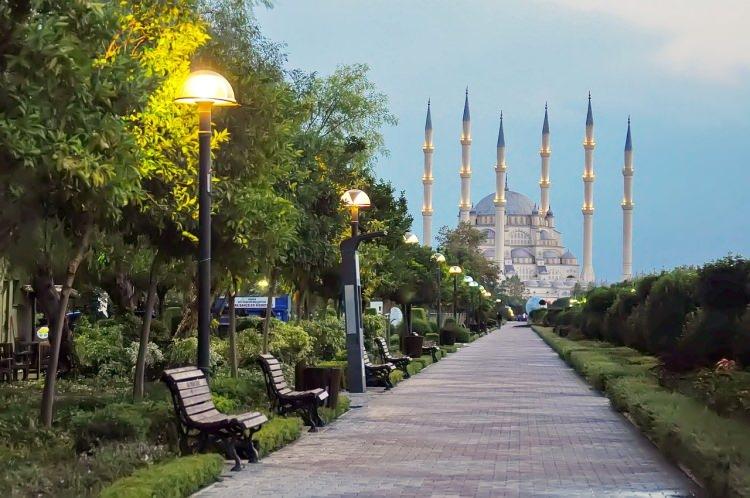 <p>1- ADANA</p>

<p>Efsaneye g&ouml;re Adana ve Seyhan isimleri, Uran&uuml;s'&uuml;n oğulları Adanus ve Sarus'tan geliyor.&nbsp;</p>
