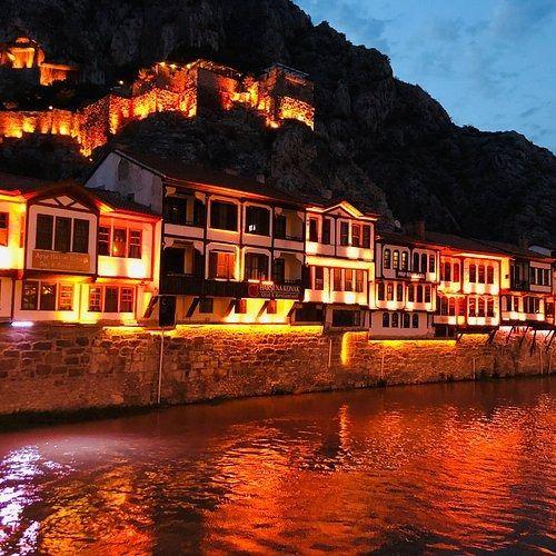 <p>5- AMASYA</p>

<p>Strabon'a g&ouml;re şehre, Amazon krali&ccedil;esi Amasis'in adına ithafen Amaseia adı verildi. Bu isim zamanla Amasyaya d&ouml;n&uuml;şt&uuml;.</p>
