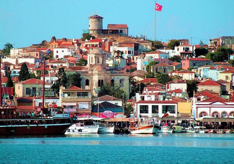 <p>10- BALIKESİR</p>

<p>Balıkesir isminin k&ouml;keniyle ilgili iki rivayet bulunuyor. Birine g&ouml;re &ldquo;balık&rdquo; şehir, &ldquo;hisar&rdquo; ise kale anlamına geliyor ve isim Hisar Şehri anlamından geliyor. Diğer rivayete g&ouml;re ise b&ouml;lgede bol miktarda bal bulunması nedeniyle &ldquo;balı kesir&rdquo; denildi.</p>
