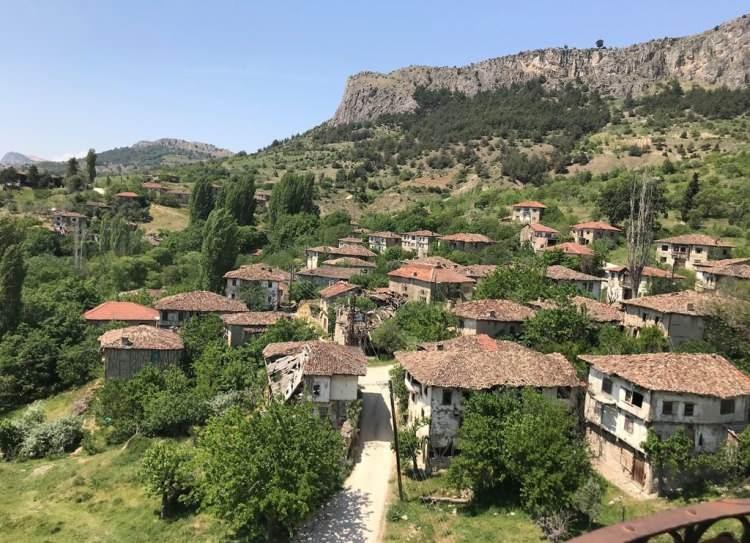 <p>11- BİLECİK</p>

<p>Bilecik'in eski adları arasında Belekoma, Bitinya ve Bileydik bulunuyor. Bir rivayete g&ouml;re, b&ouml;lgeye yerleşmek isteyenlerin eşyaları s&uuml;rekli taşınınca &ldquo;Bileydik, kenti buraya kurardık&rdquo; demesiyle ortaya &ccedil;ıkan Bileydik ismi zamanla Bilecike d&ouml;n&uuml;şt&uuml;.</p>
