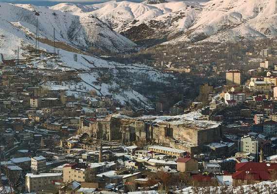 <p>13- BİTLİS</p>

<p>Bitlis, tarih boyunca Bit-Liz, Bad-Lis ve Baleş gibi farklı isimlerle anıldı. Asur dilinde &ldquo;bit&rdquo; kale anlamına geldiği i&ccedil;in Bit-Liz, &ldquo;Liz'in kalesi&rdquo; anlamına geliyor ve bu isim zamanla Bitlis'e d&ouml;n&uuml;şt&uuml;.</p>
