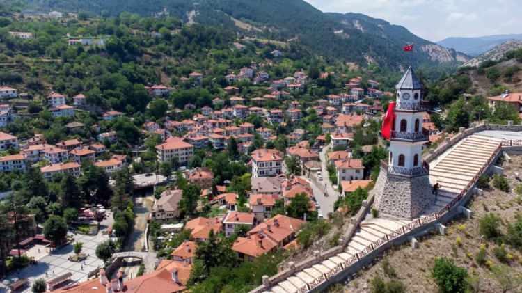 <p>14- BOLU</p>

<p>Bolu'nun kayıtlardaki ilk adı Bithynion olarak ge&ccedil;iyor. Roma d&ouml;neminde Claudiopolis adı kullanılan şehir, T&uuml;rklerin b&ouml;lgeye gelmesiyle zamanla Polis olarak anıldı ve bu isim halk dilinde Boluya d&ouml;n&uuml;şt&uuml;.</p>
