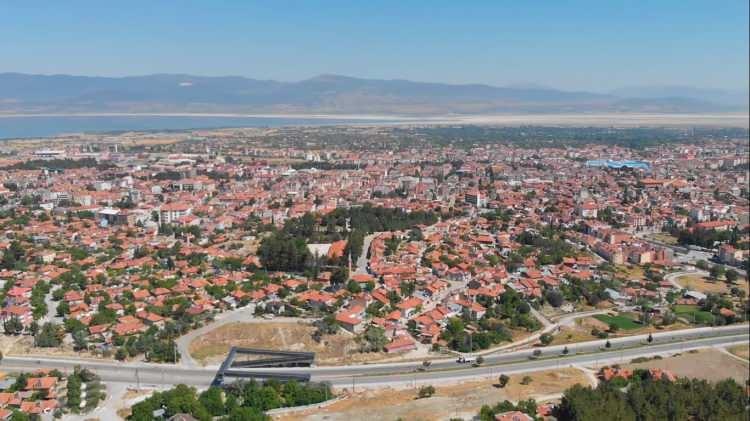 <p>15- BURDUR</p>

<p>Bir efsaneye g&ouml;re Ulis, b&ouml;lgeye geldiğinde &ldquo;Burada dur&rdquo; anlamına gelen Ezostas s&ouml;z&uuml;n&uuml; duydu. Zamanla bu isim Burdura d&ouml;n&uuml;şt&uuml;.</p>
