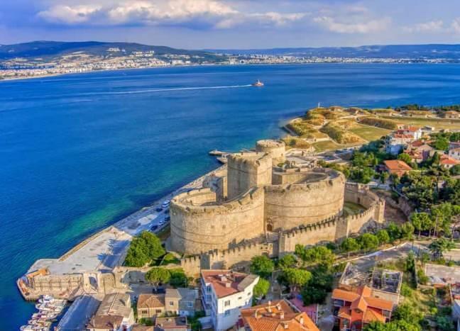 <p>17- &Ccedil;ANAKKALE</p>

<p>&Ccedil;anakkale, tarih boyunca farklı isimlerle anıldı. Fatih Sultan Mehmet d&ouml;neminde Kale-i Sultaniye olarak bilinen b&ouml;lge, &ccedil;anak &ccedil;&ouml;mlek&ccedil;ilikle &uuml;nlenmesiyle &Ccedil;anak Kalesi adını aldı ve zamanla &Ccedil;anakkaleye d&ouml;n&uuml;şt&uuml;.</p>
