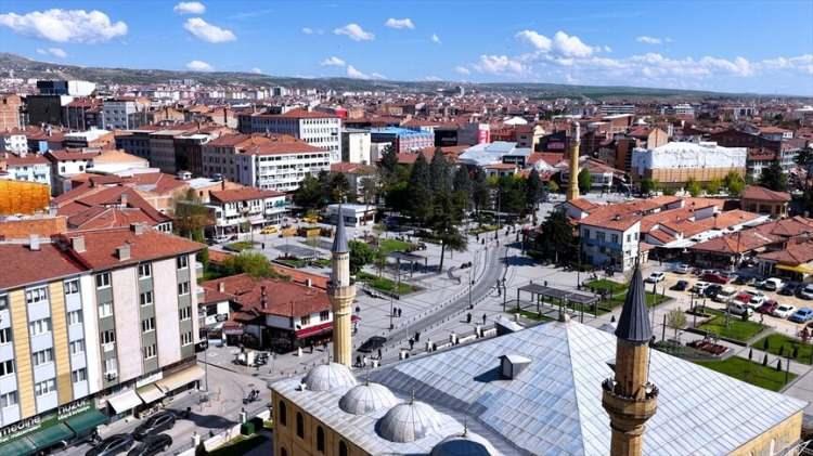 <p>19- &Ccedil;ORUM</p>

<p>Evliya &Ccedil;elebi'nin Seyahatnamesi'nde yer alan rivayete g&ouml;re, b&ouml;lgenin havasının hastalıklara iyi gelmesi nedeniyle buraya &ccedil;ok sayıda hasta g&ouml;nderildi. Halk arasında hastalara &ldquo;&ccedil;orlu&rdquo; denmesinden dolayı zamanla b&ouml;lgenin adı &Ccedil;orum olarak anılmaya başlandı.</p>
