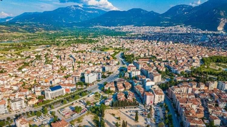 <p>20- DENİZLİ</p>

<p>Denizli isminin k&ouml;keniyle ilgili bir rivayete g&ouml;re, Laodikya Ovası'ndaki g&ouml;l ve Menderes Nehri b&ouml;lgedeki su ulaşımının &ouml;nemli unsurlarıydı. Eski T&uuml;rklerde g&ouml;l&uuml;n deniz olarak adlandırılması nedeniyle b&ouml;lgenin zamanla Denizli ismini aldığı anlatılıyor.&nbsp;</p>
